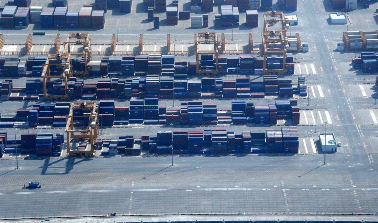 Food arriving in Dubai: decide local sale or re-export before booking